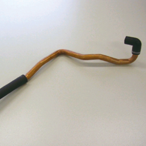 複雑な曲げ加工が必要。